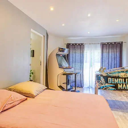 Holiday home Stunning In With Wifi Montsales
